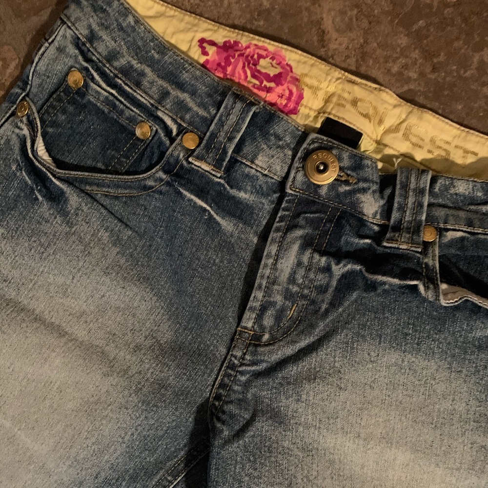 Crop pant rhinestones on back pockets